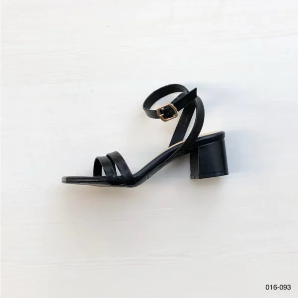 Hawaii Strap Block Heel Sandals in Black